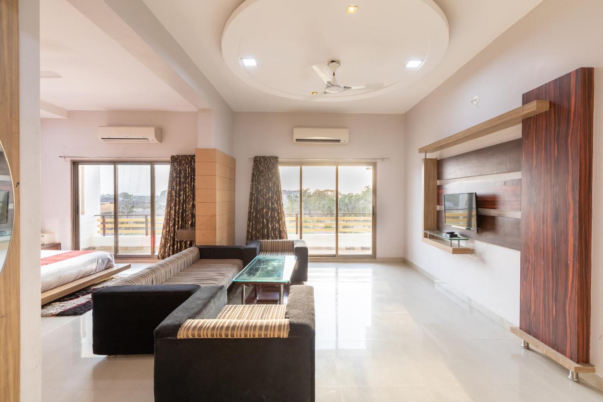 Oyo 42910 Hotel Rudra Palace Ratlam Экстерьер фото